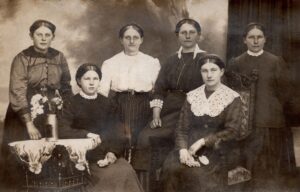 Klaipėdos krašto merginos. Iš dešinės antroje eilėje stovi Zeigytė Anė, vėliau Lankutienė